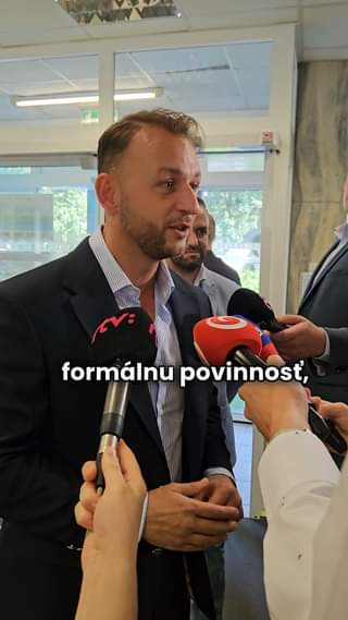 Minister vnútra prerokoval so štátnou volebnou komisiou návrh na zmenu zapisovateľa komisie. Evu Chmelovú by tak mal nahradiť Martin Gajdoš z odboru volieb….