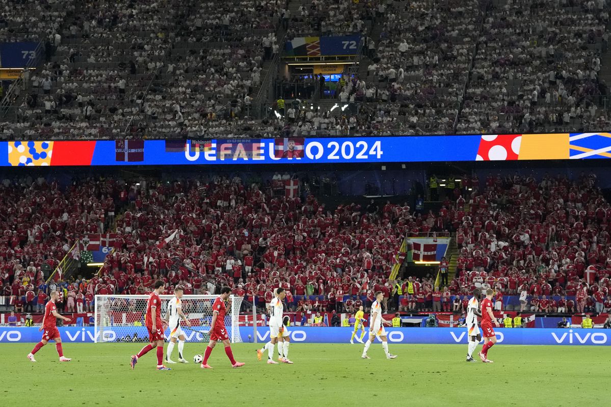 Rozhodca poslal hráčov do šatne. Zápas medzi Nemeckom a Dánskom na EURO 2024 museli prerušiť