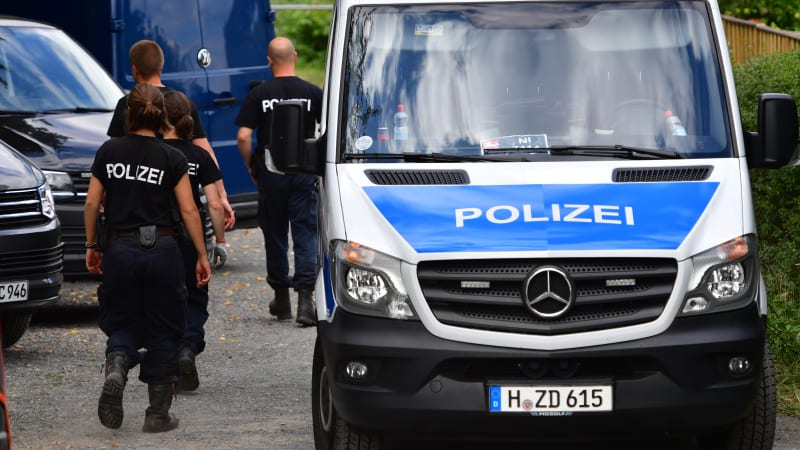 Muž s cepínem útočil v dějišti EURO poblíž fanoušků. Měl i Molotovův koktejl, policie střílela