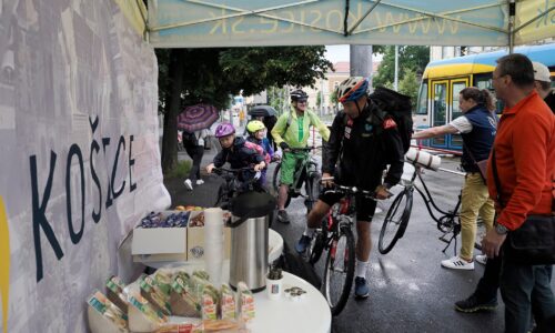 Košice: CYKLISTI SI POCHUTNALI NA CYKLORAŇAJKÁCH 

Počasie nám ráno síce neprialo, no ani to neodradilo mnohých nadšených cyklistov, ktorí k nám zavítali na cyklora…