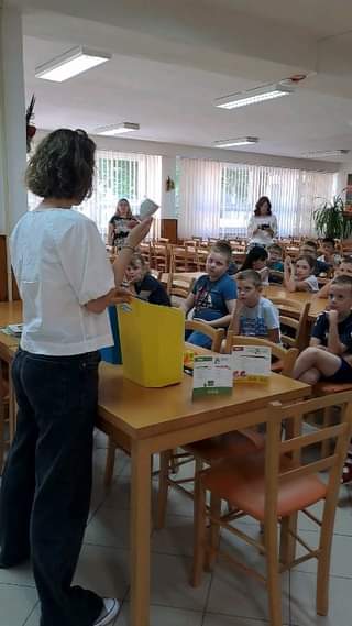 Topoľčany: TRIEDY TRIEDIA
 Dnes sme sa stretli s detmi zo ZŠ Škultétyho a @zsholleho_to ,  aby sme im priniesli do tried koše na triedený zber odpadu.
  Zároveň sme si…