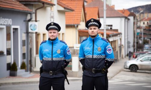 Nitra : SPOZNAJTE PRÁVOMOCI MESTSKEJ POLÍCIE

Môže vás mestský policajt zadržať a predviesť na útvar v putách? A čo oprávnenie otvoriť byt alebo overenie totožnosti…