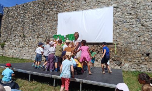 Štefan Harabin: Ešte pred prázdninami sme dnes spoločne s manželkou a vnúčatami stihli navštíviť perfektné detské divadlo s názvom „Postav sa za seba“ priamo na hrade Devín.