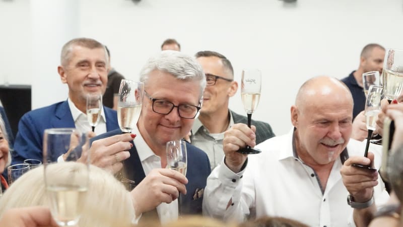 REPORTÁŽ u vítězů eurovoleb: V Babišově ANO teklo šampaňské i slzy. Teď vzhůru do Bruselu
