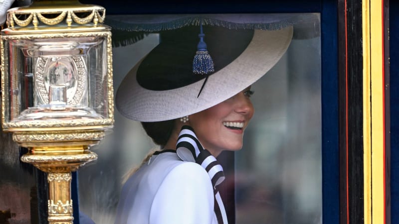 Expert si všiml na oblečení princezny Kate důležitého detailu. Jde o naději v jejím boji?