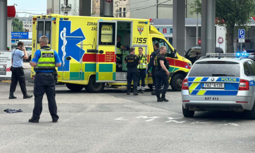 Útočník v Praze napadl nožem šest lidí. Policie zjišťuje motiv, na místo musely sanitky