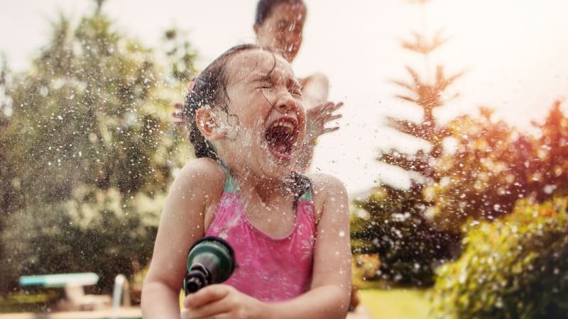 Jak chránit děti před nástrahami léta? Experti jmenovali rizika, netýkají se jen slunce