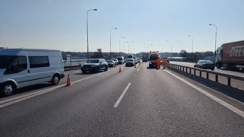 Dálnici D1 na Benešovsku uzavřela nehoda náklaďáku a dodávky. Na Prahu je neprůjezdná