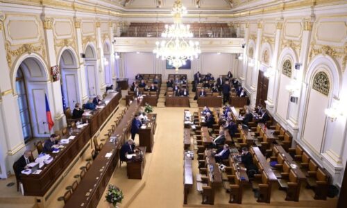 Hádka ve Sněmovně kvůli vyznamenáním: Poslanci se přeli o Zemana, Kunderu i bratry Mašíny