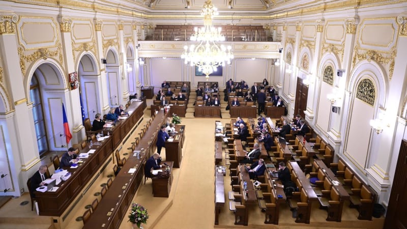 Hádka ve Sněmovně kvůli vyznamenáním: Poslanci se přeli o Zemana, Kunderu i bratry Mašíny
