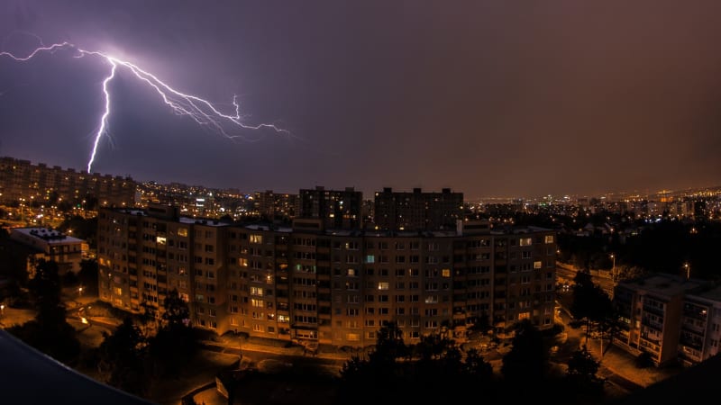 VÝSTRAHA: V Česku udeří extrémně silné bouřky. Mohou padat velké kroupy, hrozí i záplavy