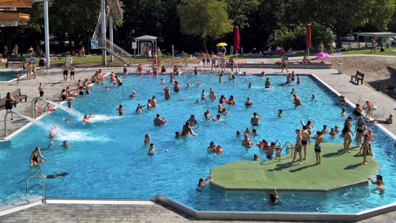 Dva Afghánci osahávali školáky v rakouském bazénu. Na obvinění měli reagovat s pobavením