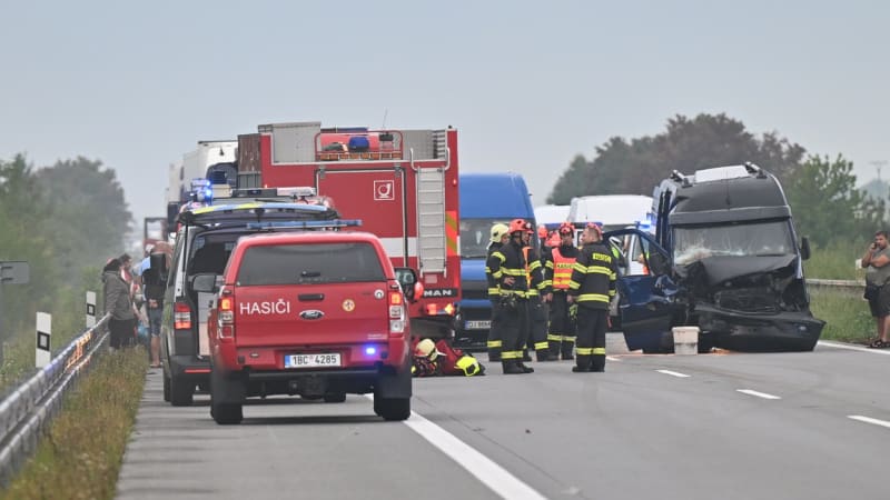Hromadná nehoda uzavřela dálnici D5 do Německa. Provoz stojí, kdy se obnoví?