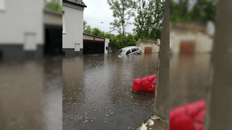 Záplavy na Kladensku: Ohrožené domy a vyplavená auta. Hasiči odčerpali obří lagunu