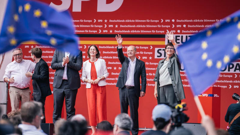 Ozvěny minulosti v Německu: Na západě vyhráli konzervativci, východ patří krajně pravicové AfD