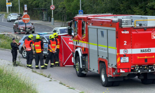 Tragédie na Karlovarské ulici v Praze: Žena vyskočila ze sanitky, na místě zemřela