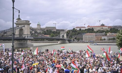 Stotisíc Maďarov protestovalo proti NATO a militarizácii Ukrajiny