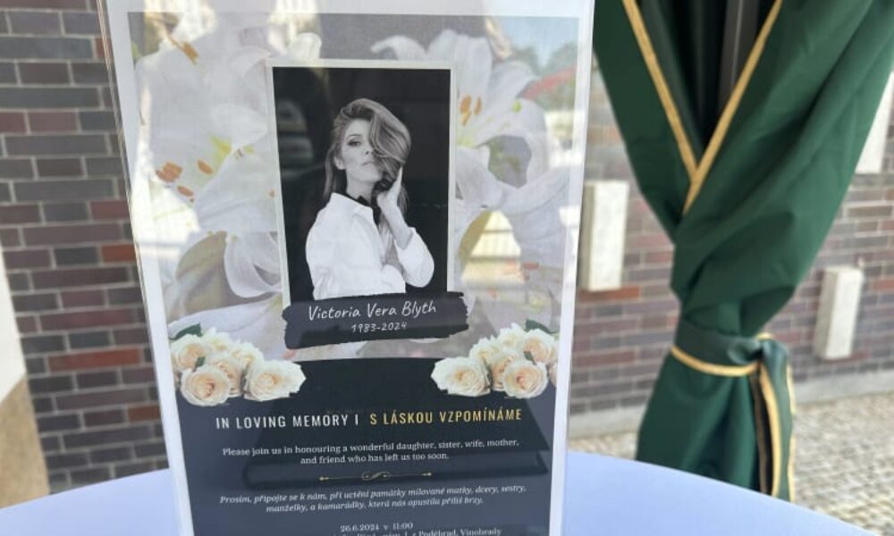 Poslední rozloučení se zavražděnou zpěvačkou Victorií Velvet: Kostel střeží bezpečnostní služba