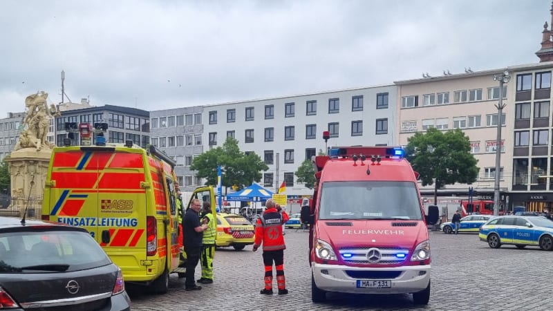 Policista, kterého v Mannheimu pobodal útočník, zemřel. Obětoval se za jiné, truchlí kolegové