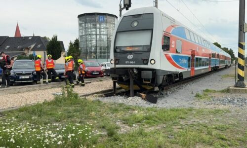 Smrtelná nehoda na trati v Praze: Vlak srazil člověka v Hostivaři. Spoje nabírají zpoždění