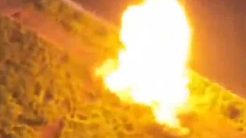 Záběry ničivé exploze. Ukrajinci rozmetali ruský želví tank, dron proletěl přímo poklopem