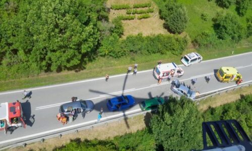 V okrese Rožňava sa stala dopravná nehoda viacerých áut, zasahovať museli dva záchranárske vrtuľníky