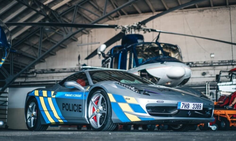 Auto, které by nestačilo ani kolu, ale také superrychlé Ferrari. V čem jezdí česká policie?