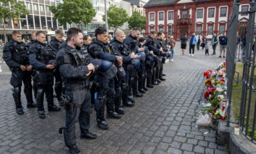 Nemecký policajt napokon brutálny útok nožom neprežil. Jeho pamiatku si uctilo aj viacero kolegov