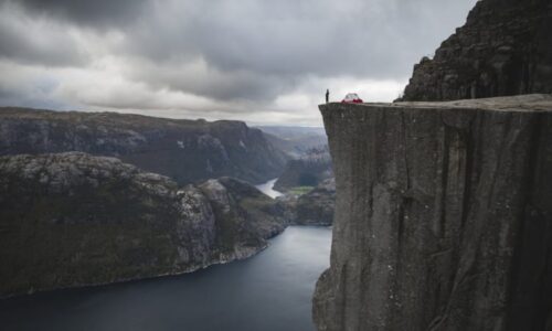 Tragédie u slavného norského skaliska: Z výšky několika stovek metrů se zřítil muž, nepřežil