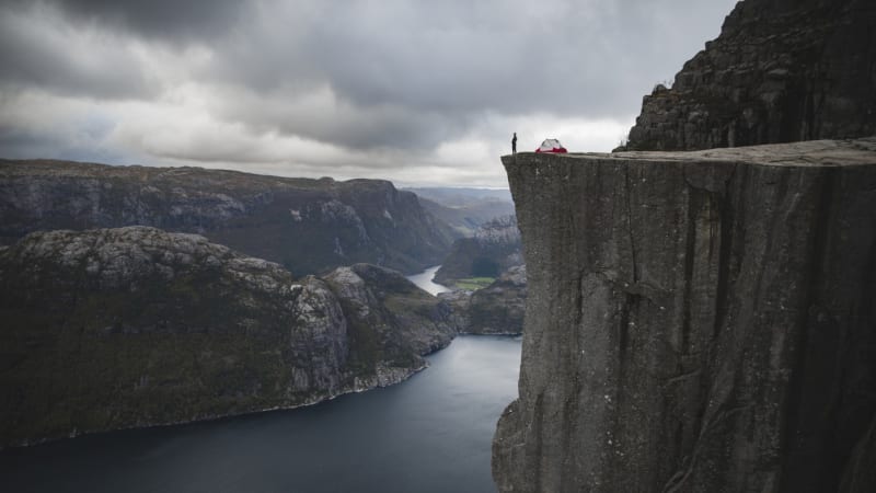 Tragédie u slavného norského skaliska: Z výšky několika stovek metrů se zřítil muž, nepřežil
