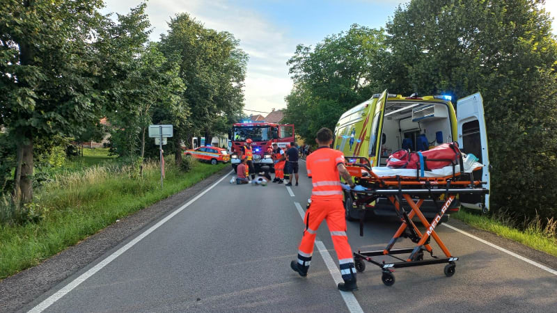 Smrtelná nehoda na Brněnsku: Při srážce osobních aut zemřela žena, tři lidé se zranili