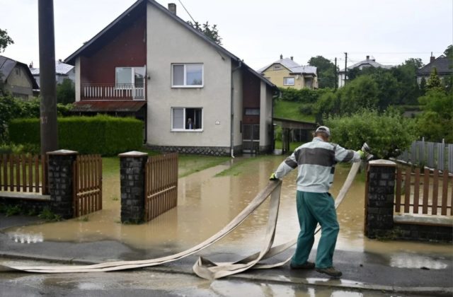 Starostovia obcí povodia Bodrogu vyhlásili po intenzívnych zrážkach povodňové aktivity. Zaplavené sú dvory aj areál materskej školy