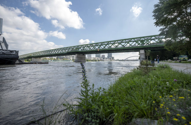 Devín vyhlásil v súvislosti s povodňovou aktivitou mimoriadnu situáciu, trvať by mala do poklesu hladiny Dunaja (video+foto)