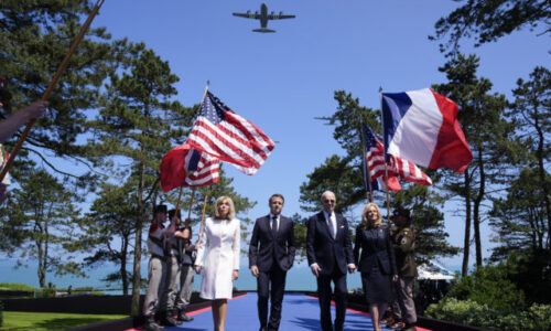 Veteráni aj svetoví lídri si pripomínajú 80. výročie vylodenia spojencov v Normandii, Putina nepozvali (foto)