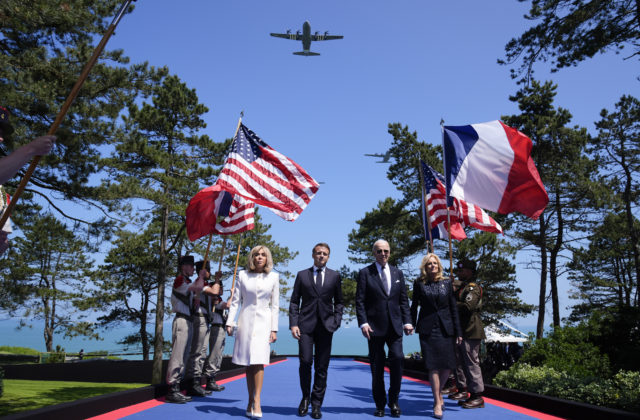 Veteráni aj svetoví lídri si pripomínajú 80. výročie vylodenia spojencov v Normandii, Putina nepozvali (foto)