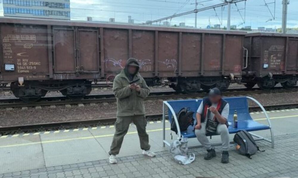 Muž na železničnej stanici v Petržalke manipuloval so zbraňou, polícia ho zadržala (foto)