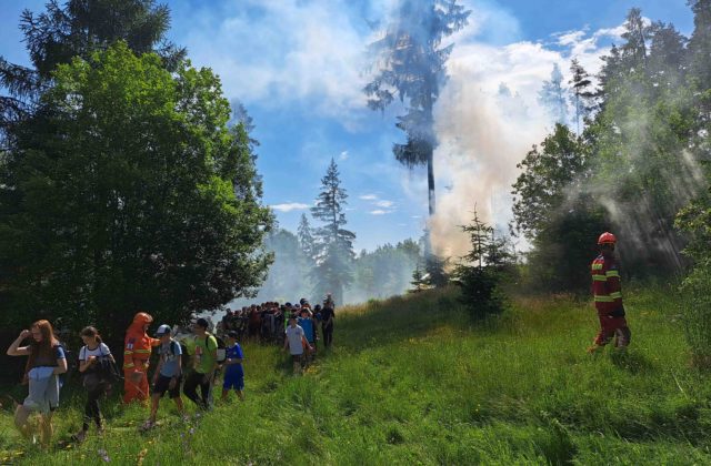 Simulovaný lesný požiar preveril talianskych Alpínov i slovenských hasičov, súčasťou bola aj evakuácia školy v prírode (video+foto)