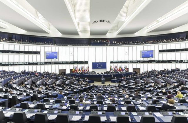 Európsky parlament nenavrhuje právne predpisy. Aké má právomoci?