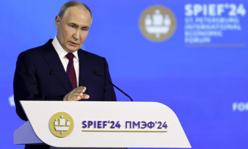 Napriek medzinárodným sankciám ruská ekonomika rastie, vyhlásil na ekonomickom fóre v Petrohrade Putin