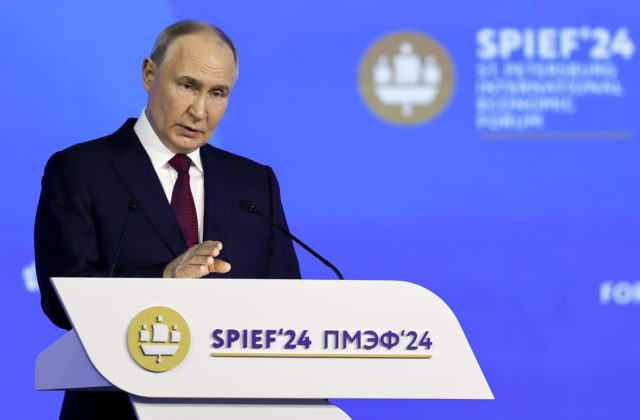 Napriek medzinárodným sankciám ruská ekonomika rastie, vyhlásil na ekonomickom fóre v Petrohrade Putin