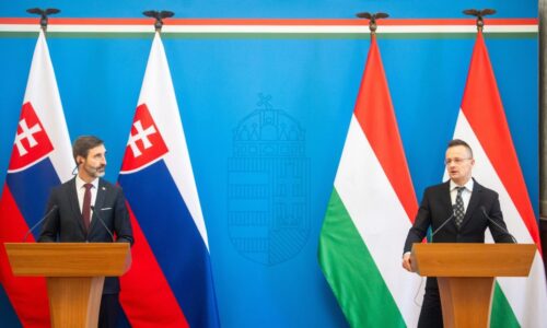 Ficova vláda nasleduje Maďarsko. Obnovou vzťahov s Ruskom otvára dvere hybridným hrozbám