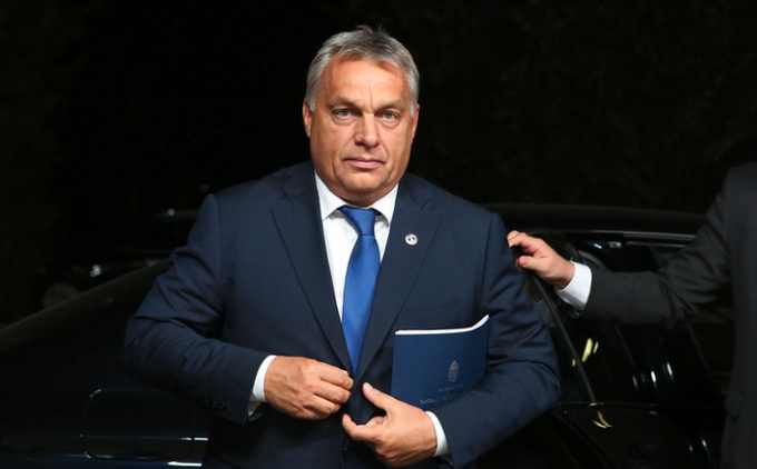 Brusel vyšpekuloval ako poskytne Kyjevu peniaze, aby obišiel maďarské veto