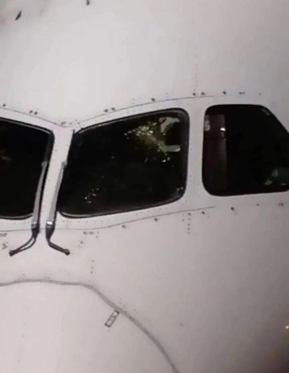 A zase Boeing: Tentokrát za letu prasklo čelní sklo