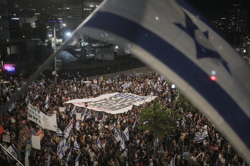 Židé se bouří proti vládě krvavých sionistů. V Tel Avivu proti vládě protestuje 120.000 lidí, uvedli pořadatelé
