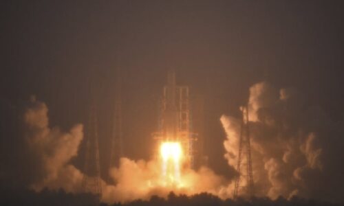 Čínská sonda odstartovala z Měsíce ke zpátečnímu letu na Zemi