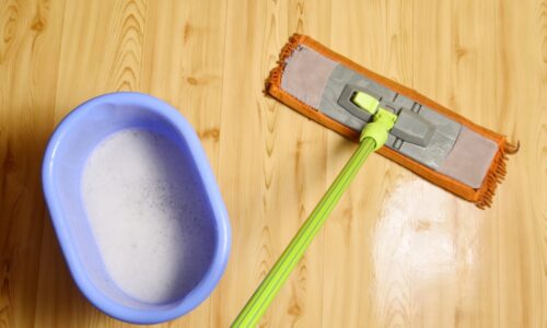 Umývate podlahu teplou alebo studenou vodou? Veľa ľudí robí chybu