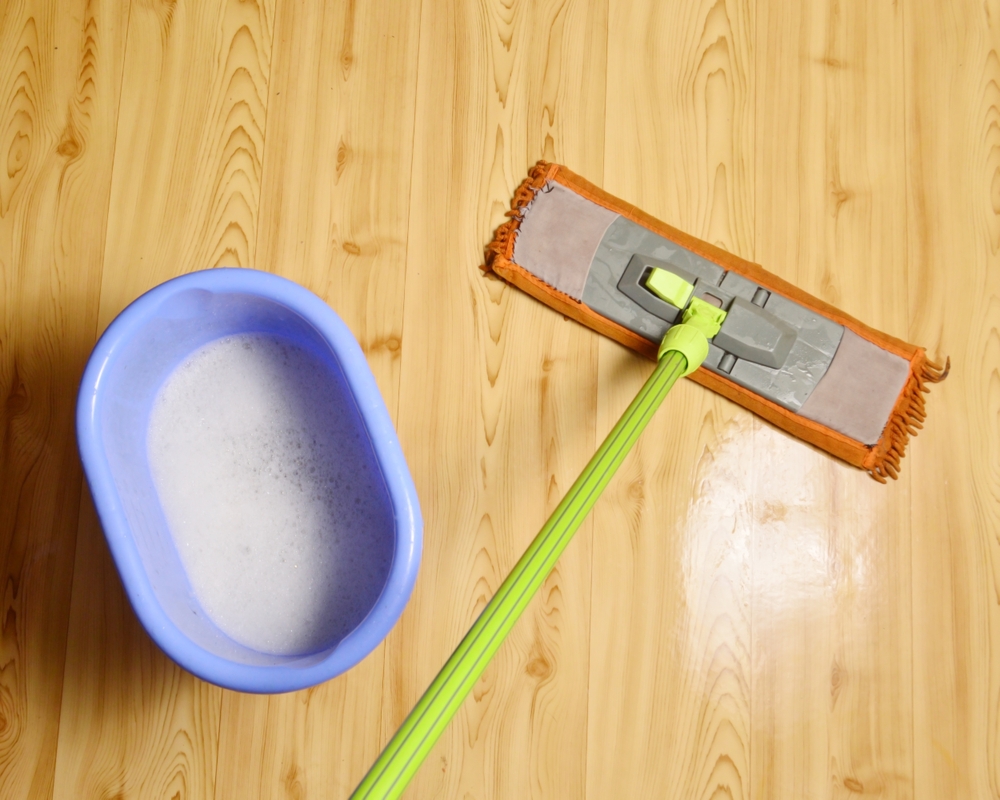 Umývate podlahu teplou alebo studenou vodou? Veľa ľudí robí chybu