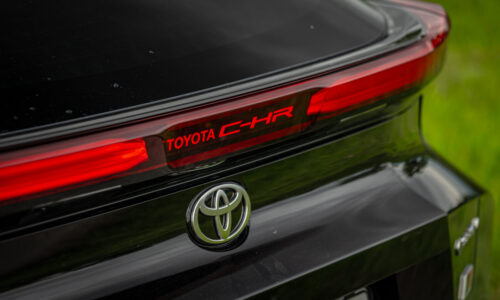 TEST Toyota C-HR GR Sport: Pre koho je plug-in hybrid? Vypočítali sme to!