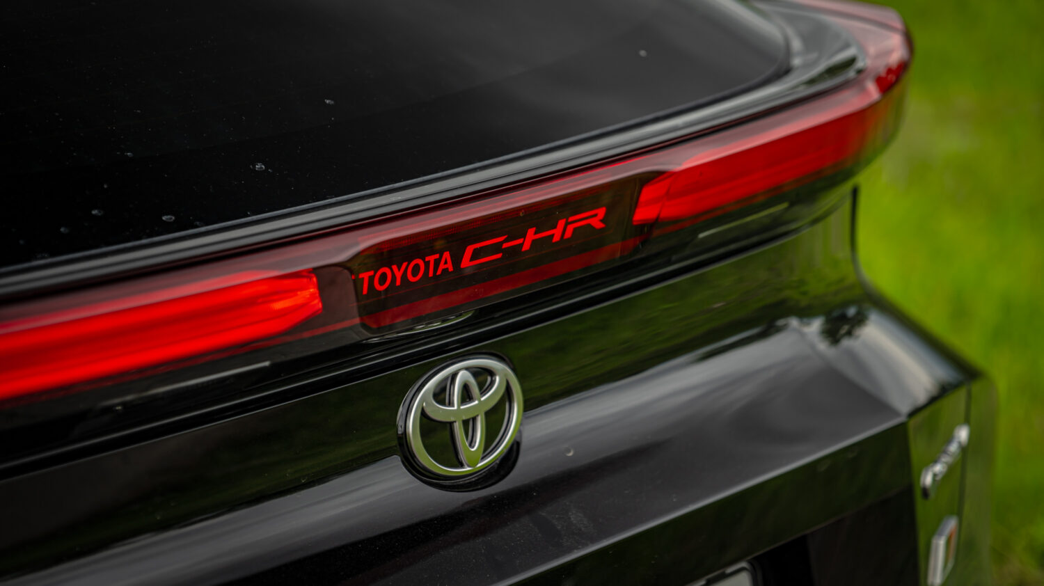 TEST Toyota C-HR GR Sport: Pre koho je plug-in hybrid? Vypočítali sme to!
