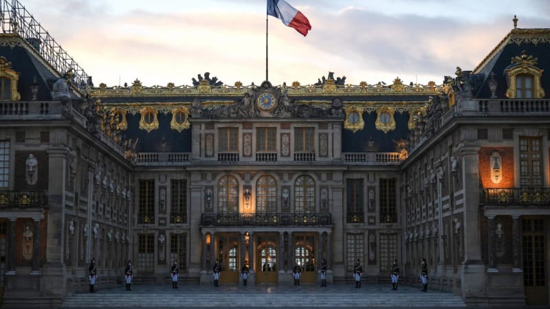 V zámku ve Versailles zasahovali hasiči. Požár zachvátil střechu opravované budovy